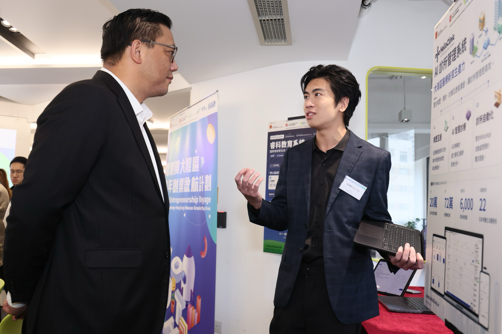 A HelloClinic colleague presenting the company's latest development and interim achievements to Clarence Leung at the display booth